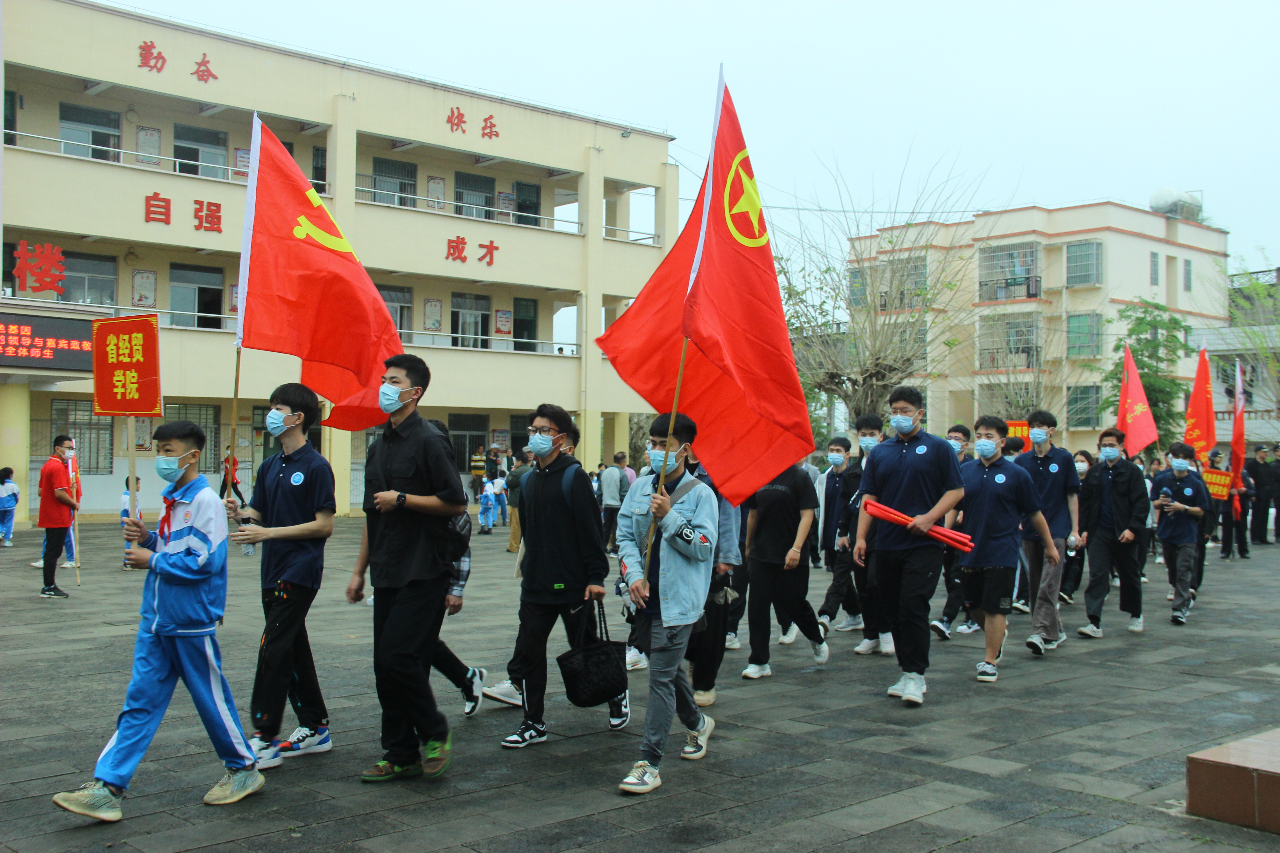 清明节前往无名烈士墓祭奠